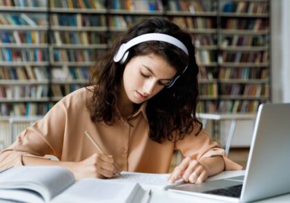 جایگاه لیسنینگ در کتاب‌های زبان انگلیسی دبیرستان